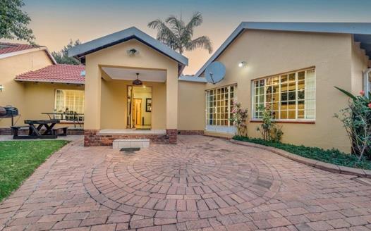 6 Bedroom House for sale in Weltevreden Park