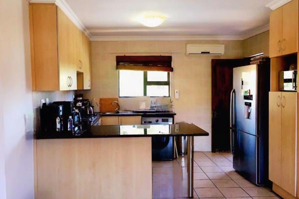 Discover your new appartment in Vredenhof Small Holdings, Bloemfontein. This beautiful 2-bedroom flat offers comfort, convenience, and ...