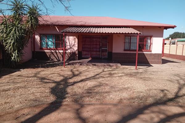 Property for sale in Vanderbijlpark  Cw 6, comes with.

2 bedroom with build -in-cupboards 

1 tiled bathroom with bath, basin and ...