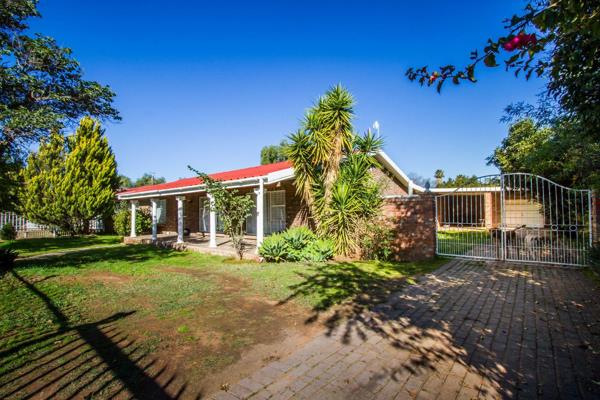 Family Home in Wesbank

This home is within walking distance from a local high school. 

Offering you three bedrooms and two bathrooms ...