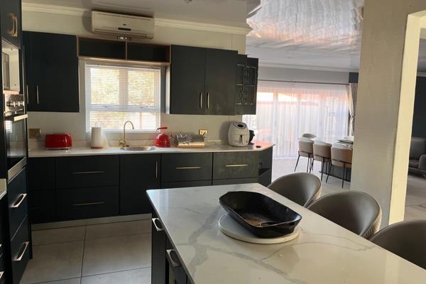 Modern open plan living room and kitchen with 4 bedrooms and a flat.
Property is situated in a good area.
Don&#39;t miss out on this ...