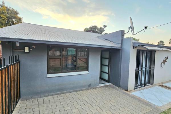 This property offers:

Main House:
4 Bedrooms (2 Bedrooms with Aircon)
2 Bathrooms (1x En-suite)
Kitchen with Gas Hob
Water ...