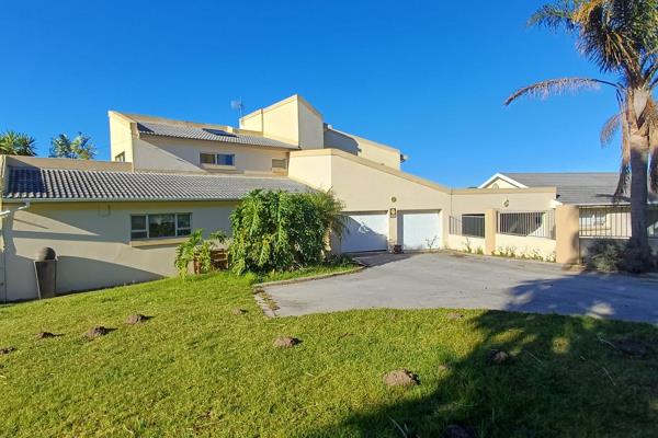 This large family home is situated in beautiful Colleen Glen on 1.8 hectares and has ...