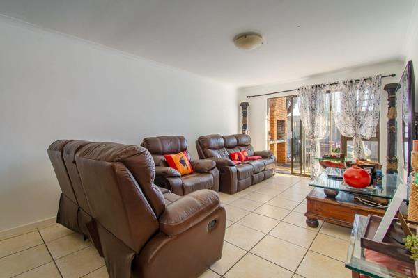 Located in the heart of Heritage Park, Somerset West, this face-brick townhouse with aluminum windows throughout offers much in terms ...