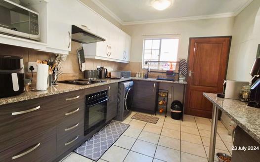 3 Bedroom Townhouse for sale in Raslouw