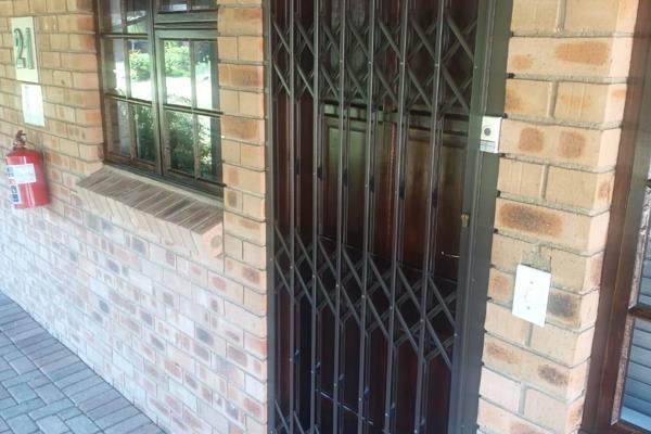 Neat safe secure 1 bedroom flat in the much sought after Nelspruit Macadamia retirement ...