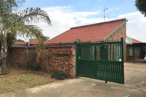 This house is located between two major roads (N1 and R101), its close to Renbro shopping and Kopanong Shopping Centre . The followning ...