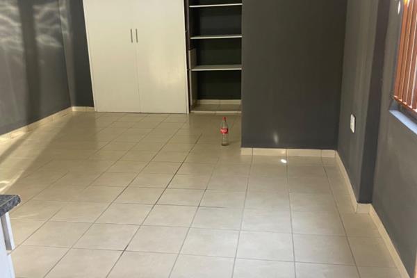 Bachelor to rent for R3800
It comes with the following: 
- tiled floor 
- own shower ...