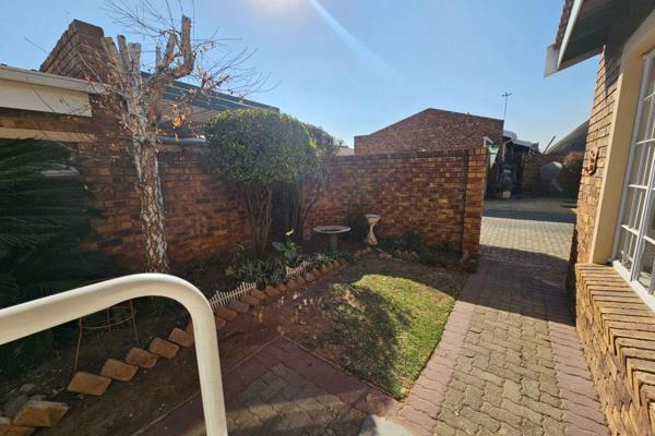 Townhouse with face brick and low maintenance offers an open plan family room and wooden kitchen with under counter oven and hob.
Two ...