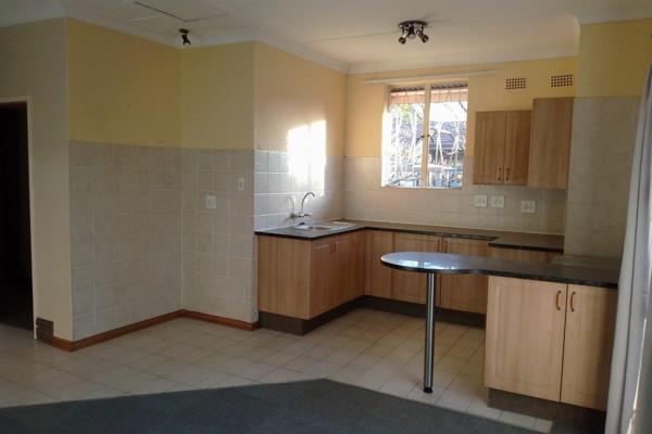 Near proximity to schools and hospital
Approx 4 Minutes drive to Witbank Hospital, 3 Minutes drive to Hertzog High School
2 bedroom ...