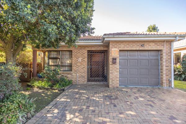 Introducing this charming 2 bedroom townhouse nestled in the sought-after neighborhood of The Crest in Durbanville. Boasting a ...