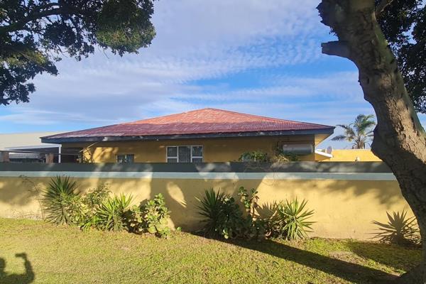 Well positioned property nestled in Bluewater Bay. This property offers four (4) bedrooms (3x rooms with en-suites), double sized ...