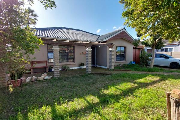 This elegant home is situated in a quiet pocket of Retreat consisting of the following:
3 Bedrooms
2 Bathrooms
2 Living areas
1 ...