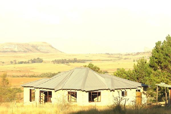 This lovely farm of 89,58 hectares will be the perfect entry into off-the-grid living, with an unfinished four-bedroom house and ...