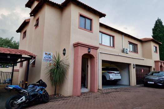 3 Bedroom Townhouse for sale in Oakdene