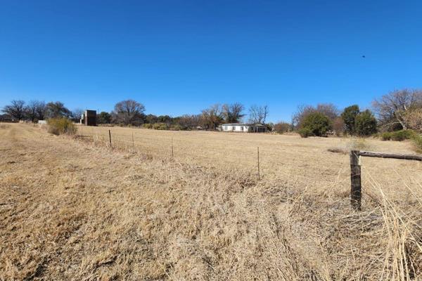 This stunning smallholding offers a unique blend of country living and close proximity to town. The property features:

Main House:

3 ...