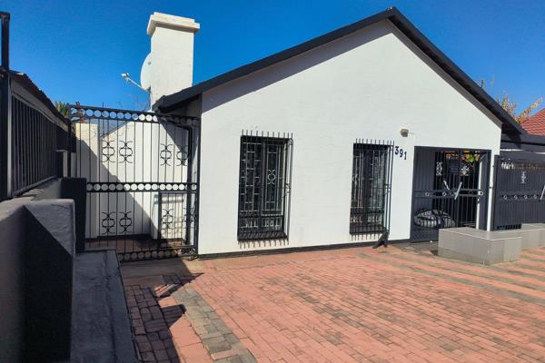 A neat and tidy home for sale in Laudium.

Bakers Real Estate brings you a neat and tidy home in the recently gated area in Laudium for ...