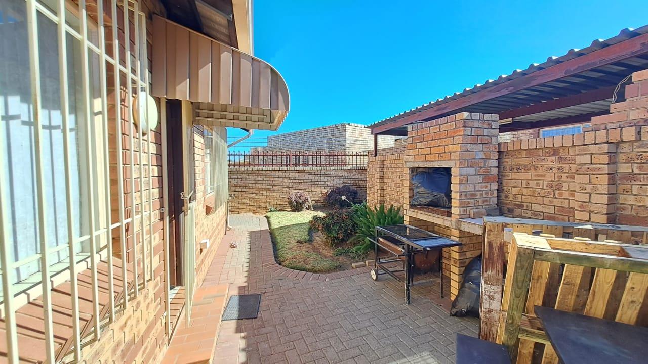 2 Bedroom Townhouse for sale in Uitsig - P24-114505671