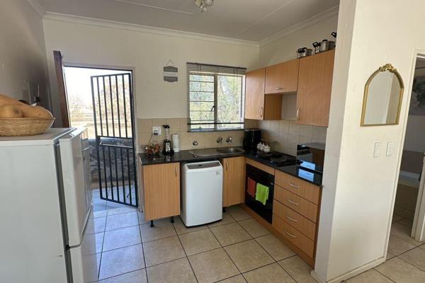 Thinking INVESTMENT, INVESTMENT, INVESTMENT then this inviting bachelor unit is ideally for you. 

The unit offers spacious living in ...