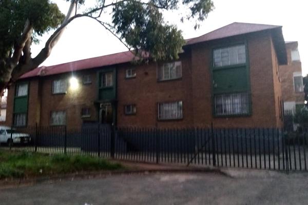 This 4-units block of flat is up for sale seated the boundary between Rosettenville and The Hill, facing a nature reserve.
This well ...