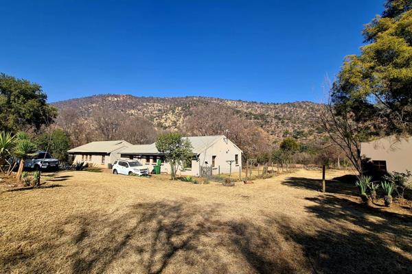 Set in the beautiful backdrop of the Schurveberg mountain range, you will find this stunning property.

A 4 bedroom house
2 Cottages ...