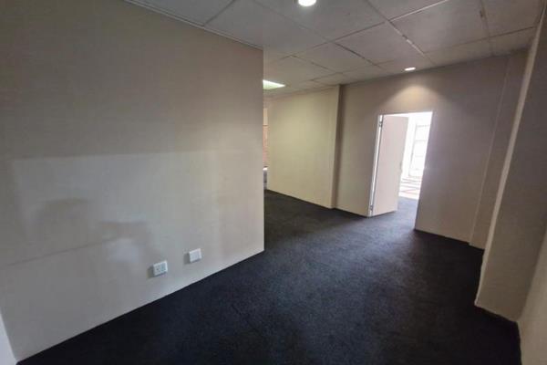 Introducing a prime 49sqm office located in the highly sought-after area of Die Heuwel in Witbank. This modern and well-maintained ...