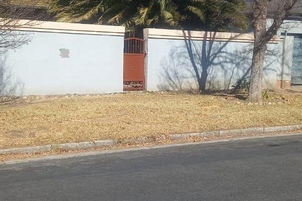 This property is situated in Benoni Central, near Lakeside mall, Glenwood hospital, Lakeside hospital, Benoni SAPS, Benoni court and ...