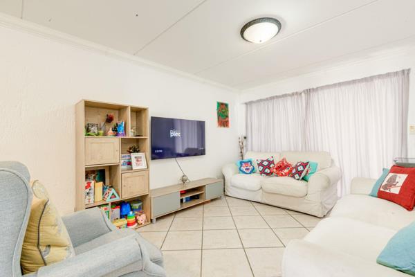 Welcome to this bright and inviting 2-bedroom, 2-bathroom apartment in the secure Sunninghill Complex, offering ample space and ...