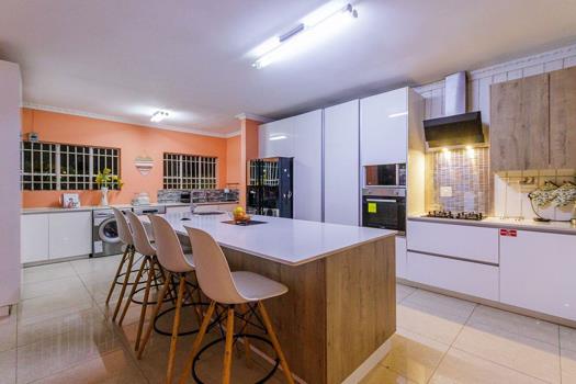 4 Bedroom House for sale in Glen Marais