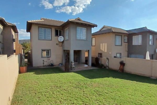 This beautiful unit is in a very secure complex in the Ruimsig Coutry Estate.  It offers ...