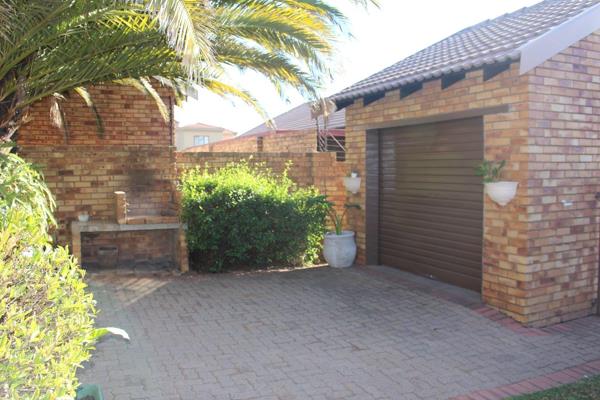 Beautiful townhouse with garden and braai outside. Perfect for starting a family.
Available 1 October 2024

Description:
Open plan ...