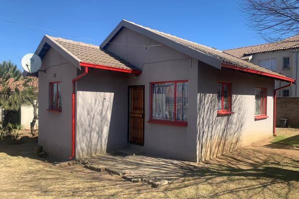 This property situated in Graceland, Germiston consists of 2 bedrooms, kitchen, bathroom and lounge.  Lots of potential for ideal ...