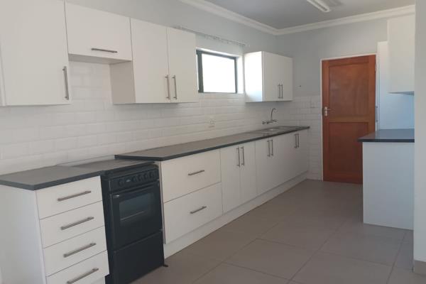 This beautiful two bedroom flat consist of the following:

Modern kitchen with lots of cupboards space, with open plan lounge.

2 x ...