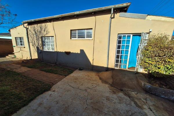 This property has the following on offer:
Main house:
- Three bedrooms.
- One ...