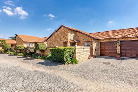 3 Bedroom Townhouse for sale in Ruimsig