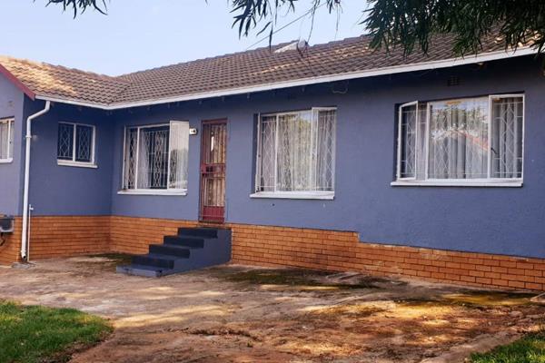 3 Bedroom House For Sale in Naturena, Alberton
BUYING POINTS:

Three Spacious Bedrooms: Each bedroom features built-in cupboards and ...