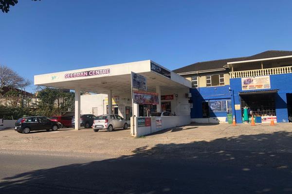 This is a fantastic opportunity for those looking to invest in a high-traffic area with multiple business possibilities. The former BP ...