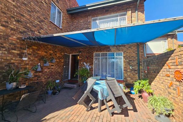 Three bedroom duplex unit in very popular complex in Central Heidelberg.

The complex is situated in the heart of Heidelberg and within ...