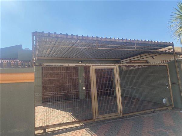 3 Bedroom House for sale in Spruit View - P24-114726342