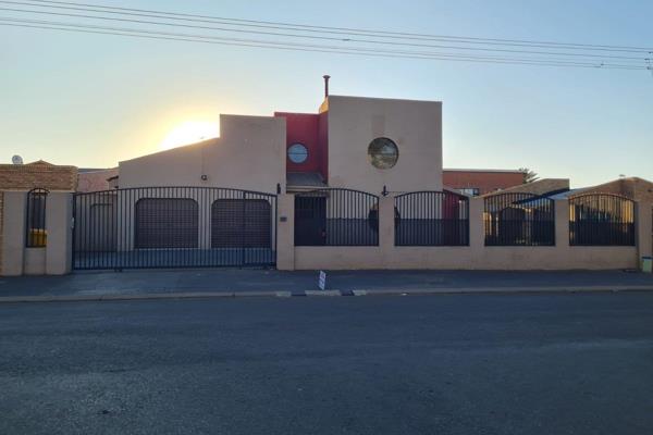 Lovely home located in a prime area Lenasia

Opposite the mosque and one a street which is 4 doors away from Rose Park, near Harmony ...