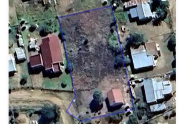 Spacious yard for sale in Botshabelo-W
The yard has an old 2 Bedroom house, which can be renovated and restored!