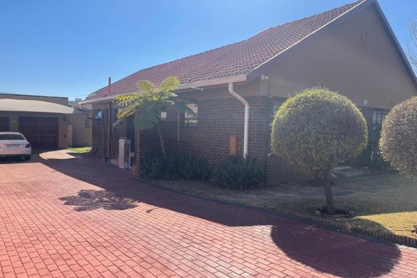 Family home consisting of 3 extra large bedrooms, 2 bathrooms (mes), massive lounge, dining area, large fitted kitchen, entertainment ...