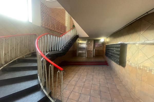 This apartment is in the quite side of Sunnyside, Pretoria, not far from the Police station. 

It is conveniently located near a lot ...