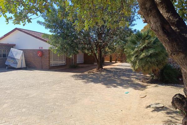 2-bedroom Flat for sale in Meiringspark!

2 Bedrooms

1 Bathroom

Cozy lounge

Equipped Kitchen with stove

Lock-up Garage ...