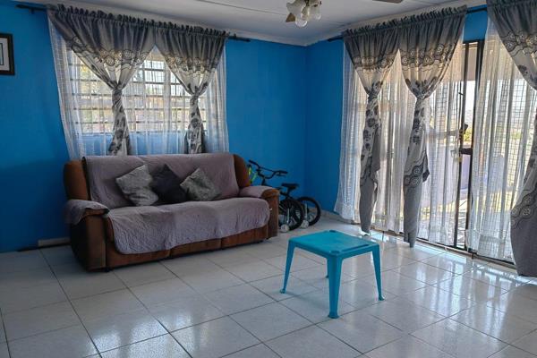 This beautiful home with a great entertainment area is ready and waiting for you
It has 3 Bedrooms, Lounge with Dining Room, Kitchen ...