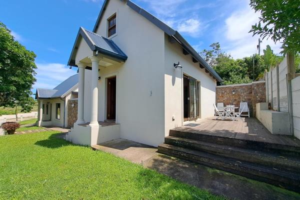 This neat, upmarket townhouse is situated on the West Bank of Port Alfred. Great ...