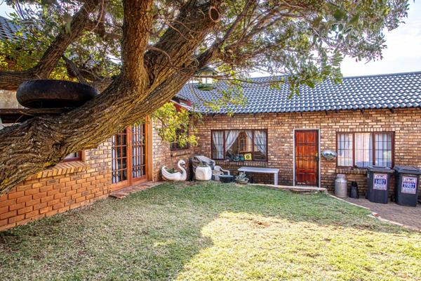 Step into perfection with this immaculate 3-bedroom duet in Garsfontein. A true turn-key ...