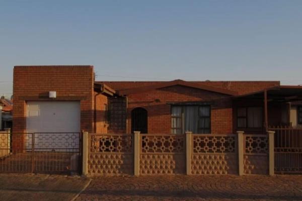 This 4-bedroom, 2-bathroom home is conveniently located near public schools and the Lenasia CBD. The spacious rooms offer a lot of ...