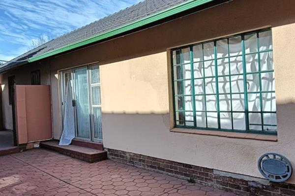 This lovely Garden Cottage is securely nestled on secure property, located in a Boomed-Off Area of Glen Marais, in the near vicinity to ...