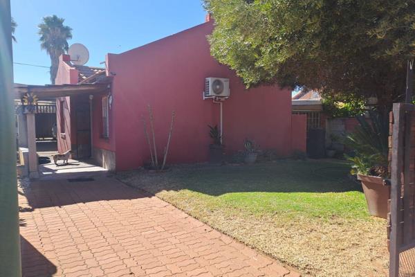 Spacious 3-bedroom, 1 bathroom house with a flatlet for sale in Elandspoort.

Immaculate and Spacious 3 Bedroom 1 Bathroom house for ...